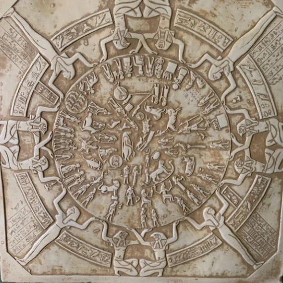 Zodiaco do Templo de Hathor em Dendera. Hoje pode ser visitado no Museu do Louvre, em Paris - França.